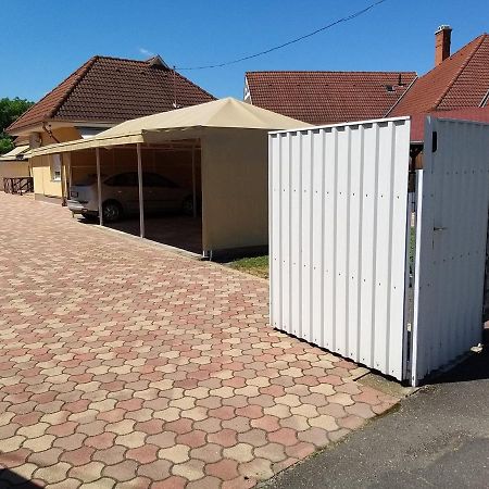 Garden Apartmanház 2 Hajdúszoboszló Esterno foto