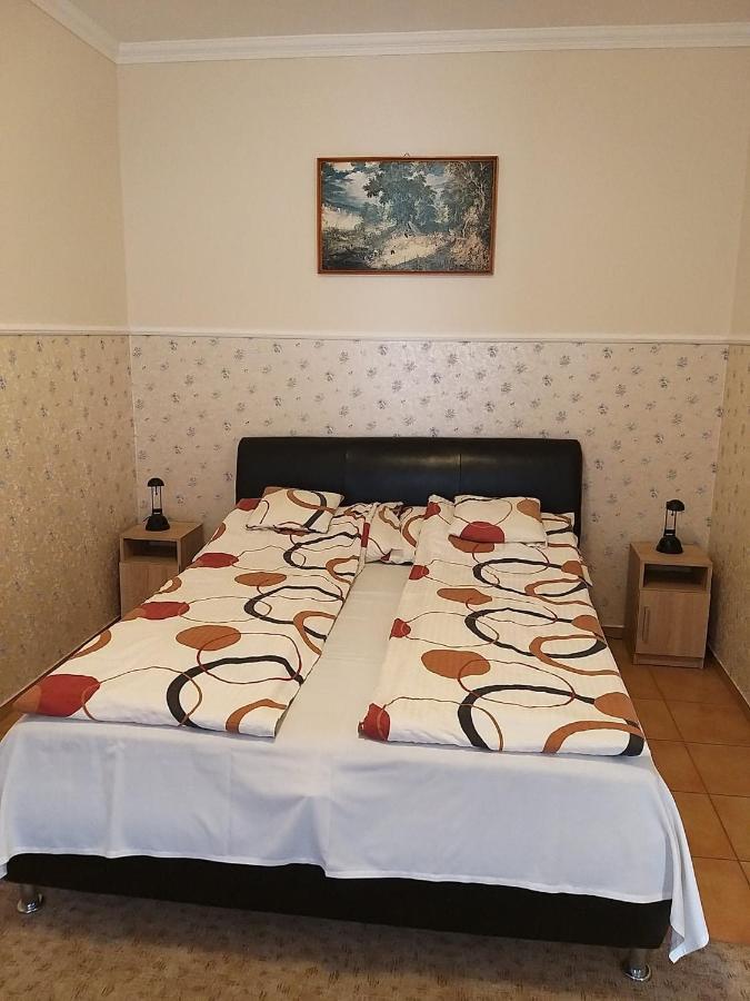 Garden Apartmanház 2 Hajdúszoboszló Esterno foto