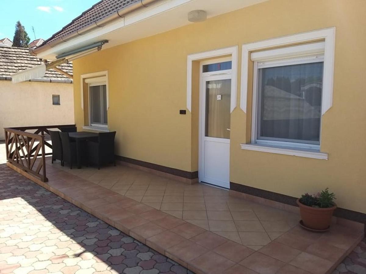 Garden Apartmanház 2 Hajdúszoboszló Esterno foto