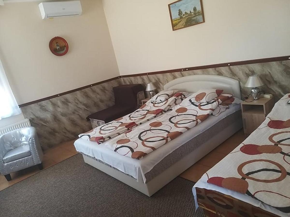 Garden Apartmanház 2 Hajdúszoboszló Esterno foto