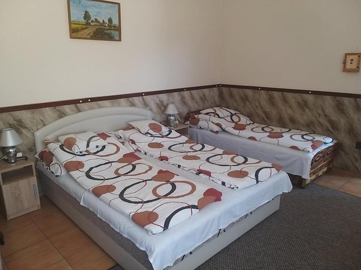 Garden Apartmanház 2 Hajdúszoboszló Esterno foto